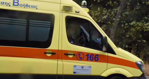 Τροχαίο στις Αχαρνές: Φορτηγάκι συγκρούστηκε με μηχανή – Βαριά τραυματισμένος ο αναβάτης