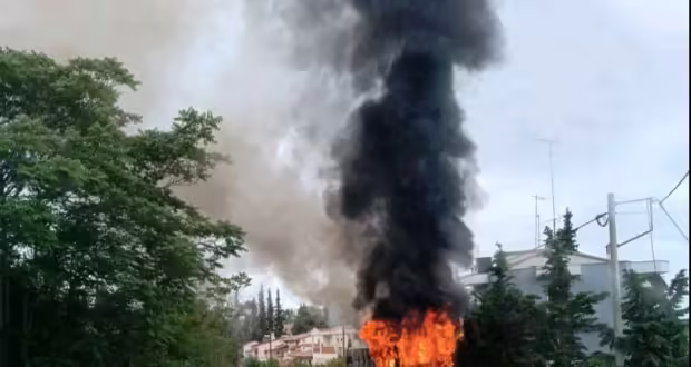 Θεσσαλονίκη: Πυρκαγιά σε λεωφορείο στο Πανόραμα χωρίς τραυματίες