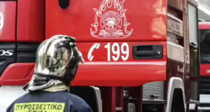 Φωτιά σε λυόμενο στην Εκάλη κοντά σε κατοικημένη περιοχή