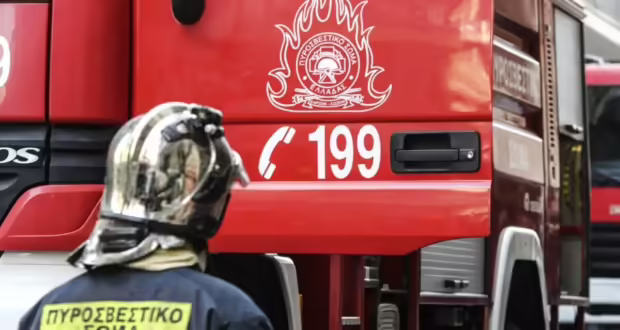 Φωτιά σε λυόμενο στην Εκάλη κοντά σε κατοικημένη περιοχή