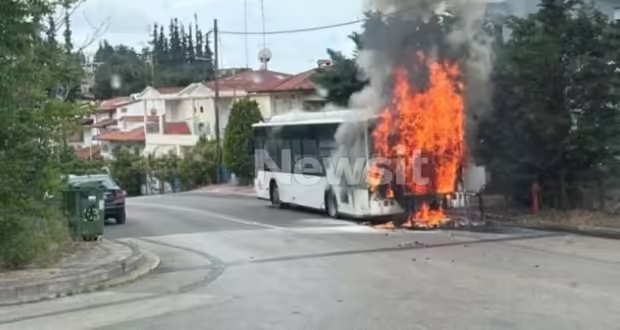 Θεσσαλονίκη: Λεωφορείο πήρε φωτιά εν κινήσει – Πρόλαβαν να βγουν οι επιβάτες
