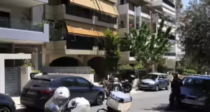 Δολοφονία στη Νέα Σμύρνη: «Ο γιος μου ήταν σε κατάσταση αμόκ και ήθελα να τον τρομάξω με το μαχαίρι» λέει ο παιδοκτόνος