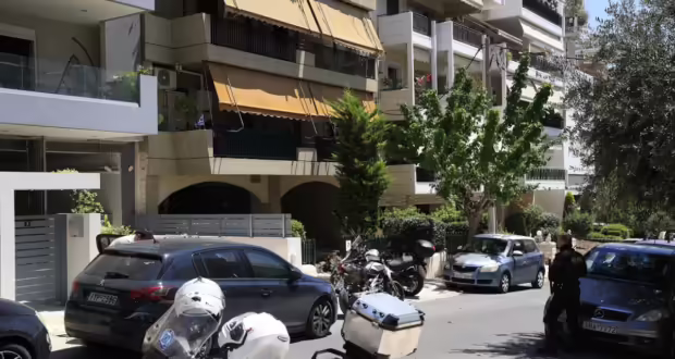 Δολοφονία στη Νέα Σμύρνη: «Ο γιος μου ήταν σε κατάσταση αμόκ και ήθελα να τον τρομάξω με το μαχαίρι» λέει ο παιδοκτόνος