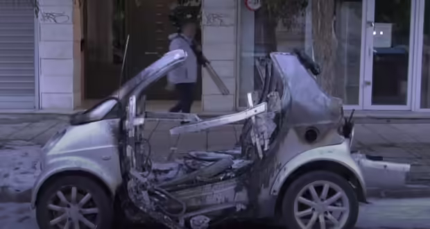Φωτιά σε αυτοκίνητο στη Θεσσαλονίκη – Καταστράφηκε ολοσχερώς, οι Αρχές εξετάζουν εμπρησμό
