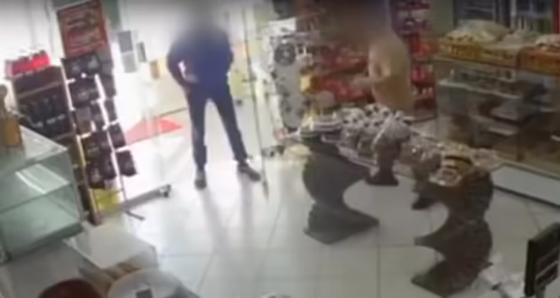 Πόρτο Ράφτη: Η στιγμή που ιδιοκτήτης φούρνου παλεύει με ληστή που του άδειασε το ταμείο – «Φώναζε ότι θα με σουβλίσει»