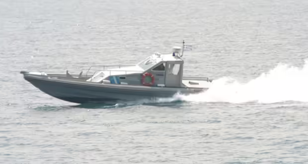 Χαλκιδική: Σκάφος προσάραξε σε βράχια στην περιοχή «Μαρμάρι» Στρατωνίου