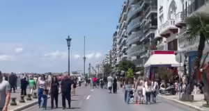 Θεσσαλονίκη: Πεζοδρομήθηκε η λεωφόρος Νίκης – Κάτοικοι κατέκλυσαν την παραλία απολαμβάνοντας τη βόλτα τους