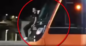 Nεαρός σκαρφάλωσε στο πίσω μέρος Τραμ: Bίντεο ντοκουμέντο – «Εκμεταλλεύονται ότι δεν φαίνονται από τις κάμερες»