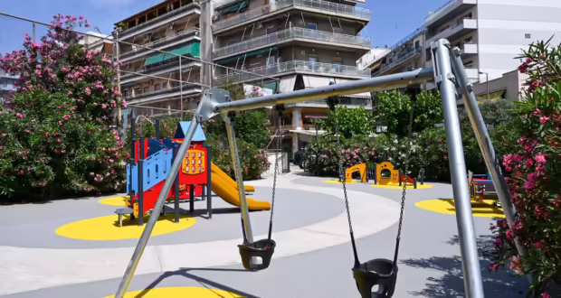Πάτρα: Ηλικιωμένος απείλησε παιδιά σε παιδική χαρά με καραμπίνα – Βρέθηκε μίνι οπλοστάσιο στο σπίτι του