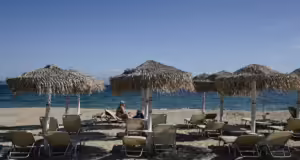 Ανάβυσσος: 5 συλλήψεις για παράνομη κατάληψη παραλίας – Είχαν μετατρέψει καντίνες σε beach bar