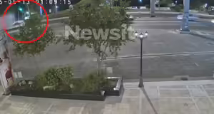 Τροχαίο ατύχημα στον Άλιμο: Η στιγμή που το αυτοκίνητο «καρφώνεται» στο φανάρι