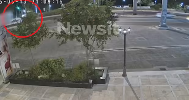 Τροχαίο ατύχημα στον Άλιμο: Η στιγμή που το αυτοκίνητο «καρφώνεται» στο φανάρι