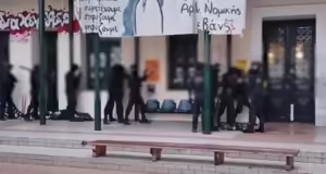 Η στιγμή που η αστυνομία κάνει έφοδο στη Νομική – Βίντεο από τις έρευνες στο εσωτερικό του κτιρίου
