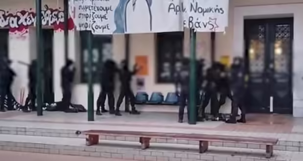 Η στιγμή που η αστυνομία κάνει έφοδο στη Νομική – Βίντεο από τις έρευνες στο εσωτερικό του κτιρίου