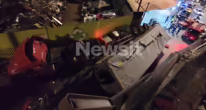 Φορτηγό έπεσε από γέφυρα της Πέτρου Ράλλη και κατέληξε στη Θηβών – «Αν είχα καθυστερήσει θα είχε πέσει πάνω μου»