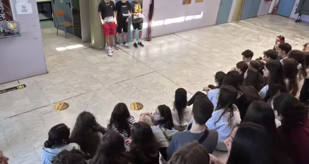 Θεσσαλονίκη: Σε ρυθμούς Καλαματιανού και Ικαριώτικου υποδοχή στο 7ο Γυμνάσιο μαθητών από το σχολείο «Αθηνά» του Βουκουρεστίου