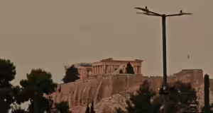Καιρός: «Πνίγηκε» στην αφρικανική σκόνη η Αθήνα – Απόκοσμες εικόνες από Ακρόπολη και Λυκαβηττό