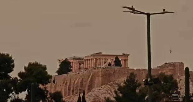Καιρός: «Πνίγηκε» στην αφρικανική σκόνη η Αθήνα – Απόκοσμες εικόνες από Ακρόπολη και Λυκαβηττό