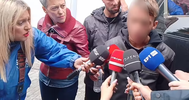 Λάρισα: Ελεύθερος με περιοριστικούς όρους ο 22χρονος ξάδερφος του μητροκτόνου – «Έχω πένθος»