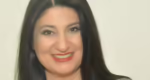 Ανδριάνα Μόκα: «Οι φλόγες με περικύκλωναν, ζω από θαύμα», λέει η τραγουδίστρια που πήδηξε από το αυτοκίνητό της