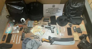 Χειροπέδες σε 26χρονο για κλοπές χρηματοκιβωτίων από εταιρεία στη Γλυφάδα – Τι βρήκαν οι αστυνομικοί