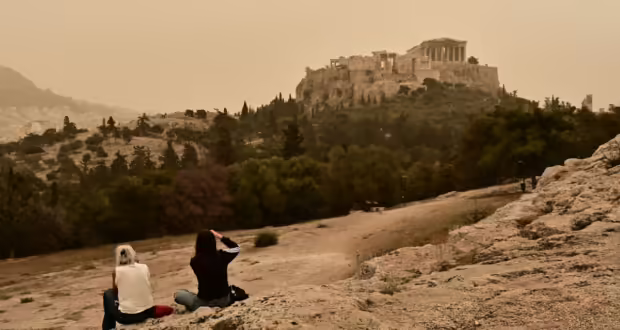 Καιρός: Η αφρικανική σκόνη «σκέπασε» την Αθήνα – Απόκοσμο τοπίο η Ακρόπολη, ο Λυκαβηττός και η παραλιακή