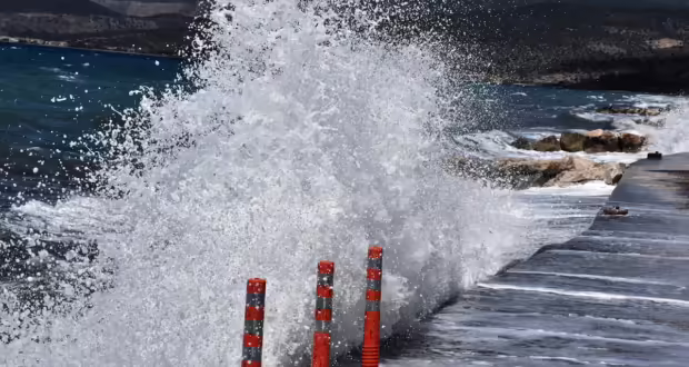 Ταλαιπωρία για τους επιβάτες που ταξίδευαν για Νάξο με το Super Runner Jet – Δεν κατάφερε να δέσει λόγω των μποφόρ