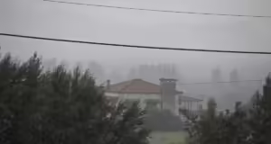 Ο καιρός σήμερα: Ισχυρές βροχές και καταιγίδες, πτώση της θερμοκρασίας και σκόνη από την Αφρική