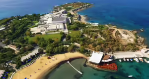 Γαλάζιες Σημαίες 2025 στην Αττική: Αυτές είναι οι 15 παραλίες που βραβεύτηκαν – Δείτε όλη τη λίστα