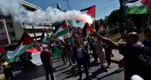 Καπνογόνα έξω από την πρεσβεία του Ισραήλ σε πορεία υπέρ της Παλαιστίνης: «Να σταματήσει τώρα η γενοκτονία στη Γάζα»