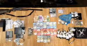 Αγία Βαρβάρα: Χειροπέδες σε 8 για διακίνηση και κατοχή ναρκωτικών – Βρέθηκαν με όπλα, 30.000 ευρώ και βραστή κοκαΐνη