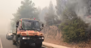 Φωτιά στον Ασπρόπυργο: Οι φλόγες καίνε χαμηλή βλάστηση στο Σοφό