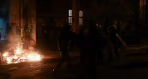 Έριξαν μολότοφ κατά αστυνομικών έξω από τη Νομική