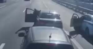 Οδηγός σταματά το αυτοκίνητό του στη μέση του Κηφισού για απίστευτο λόγο – Δείτε βίντεο