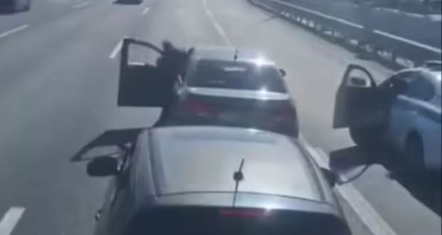 Οδηγός σταματά το αυτοκίνητό του στη μέση του Κηφισού για απίστευτο λόγο – Δείτε βίντεο