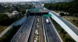 Κλειστή η Αττική Οδός στο ύψος της Πλακεντίας από φωτιά σε όχημα