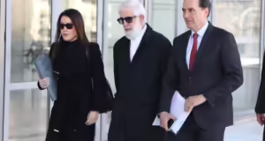 Πέτρος Φιλιππίδης: Απών από τη δίκη για τις απόπειρες βιασμού – «Ίσως χρειαστεί να νοσηλευτεί» λέει ο δικηγόρος του