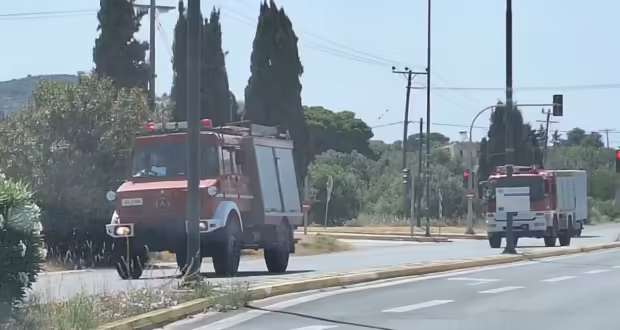 Φωτιά στο Μαρκόπουλο κοντά στον Ιππόδρομο, καίγονται σκουπίδια και λάστιχα