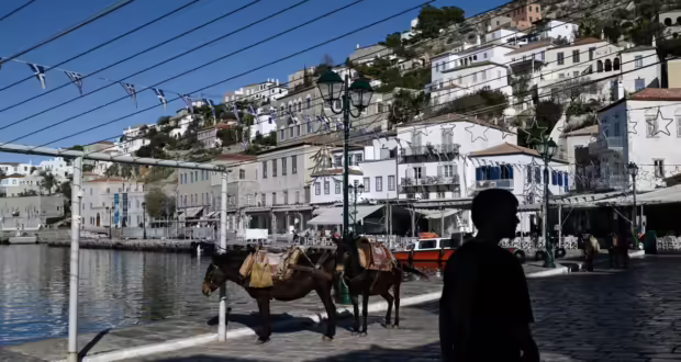 Ύδρα: Έλεγχοι για τα αυτοκίνητα που πλημμύρισαν το νησί παρά την απαγόρευση – Χειροπέδες σε 62χρονο