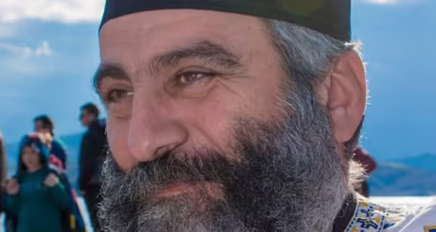 Λήμνος: Ιερέας έσωσε με ΚΑΡΠΑ δίχρονο παιδί που έπαθε ανακοπές – Η Μητρόπολη θα τιμήσει τον πατέρα Νεκτάριο