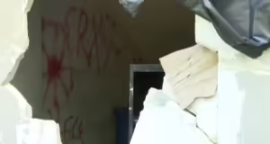 Νέα Ιωνία: Άγνωστοι άνοιξαν τοίχο με βαριοπούλα, έκλεψαν μπογιές και βανδάλισαν σχολείο