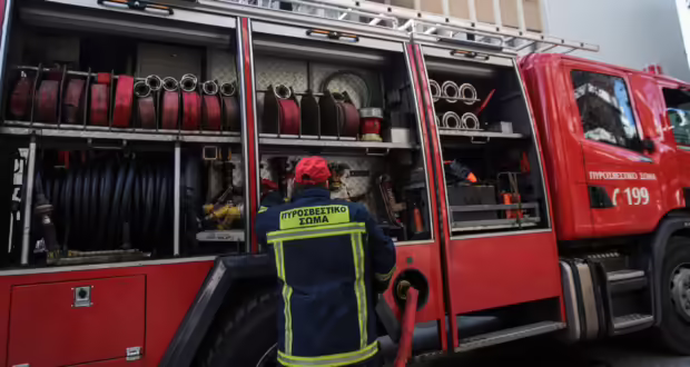 Θεσσαλονίκη: Φωτιά σε όχημα της Αεροπορίας Στρατού με 13 επιβάτες