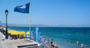 Γαλάζια Σημαία: Καράβι στον Σχινιά και Λιμανάκι Κερατέας, οι 2 παραλίες της Αττικής που βγήκαν από τη λίστα