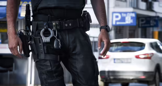 Χειροπέδες σε αστυνομικό για υπεξαίρεση 185.000 ευρώ από τα ταμεία της υπηρεσίας