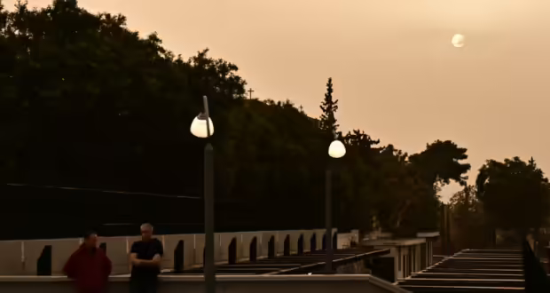 Καιρός – Τσατραφύλλιας: Αφρικανική σκόνη και ζέστη από την Τετάρτη, αποπνικτικό κοκτέιλ το Σαββατοκύριακο