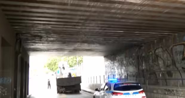 Θεσσαλονίκη: Φορτηγό «κόλλησε» κάτω από τη γέφυρα της οδού Αγίων Πάντων