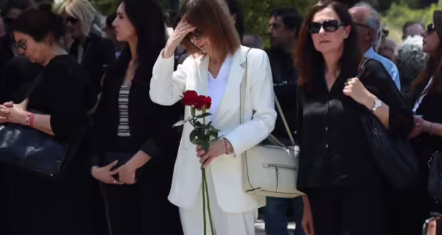 Νίκος Γαλανός: Πόνος και οδύνη στην κηδεία του ηθοποιού – Όλο το ελληνικό θέατρο ήταν εκεί
