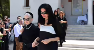 Νίκος Γαλανός: Συντετριμμένη η σύντροφός του, Έλενα Σαγανά, στην κηδεία του ηθοποιού