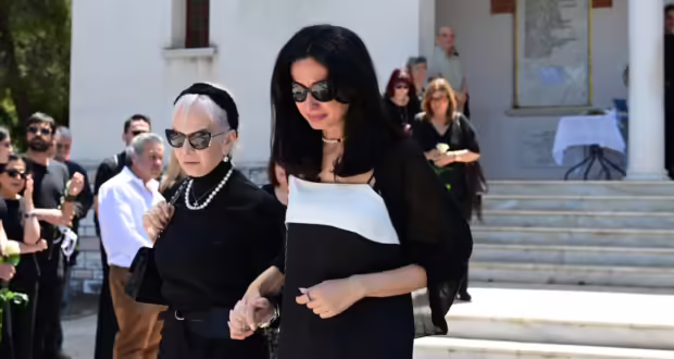 Νίκος Γαλανός: Συντετριμμένη η σύντροφός του, Έλενα Σαγανά, στην κηδεία του ηθοποιού