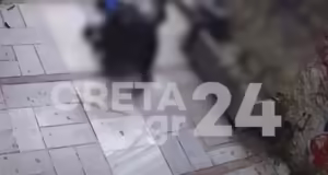 Ηράκλειο: Η στιγμή που γυναίκα ξυλοκοπεί στη μέση του δρόμου τη θεία της για «τα κληρονομικά»
